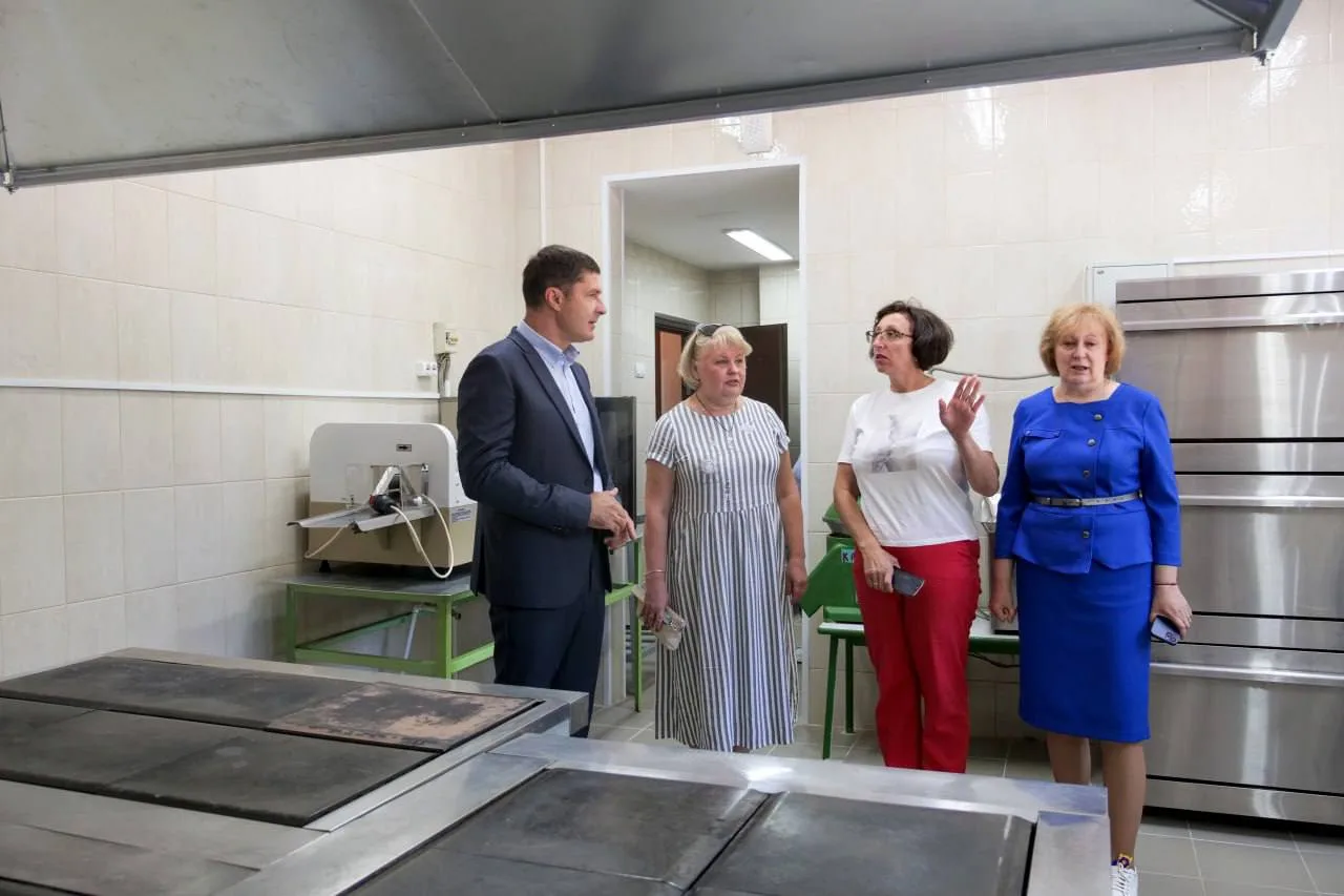 Владимир Волков проверил качество ремонта пищеблока в детском саду Люберец