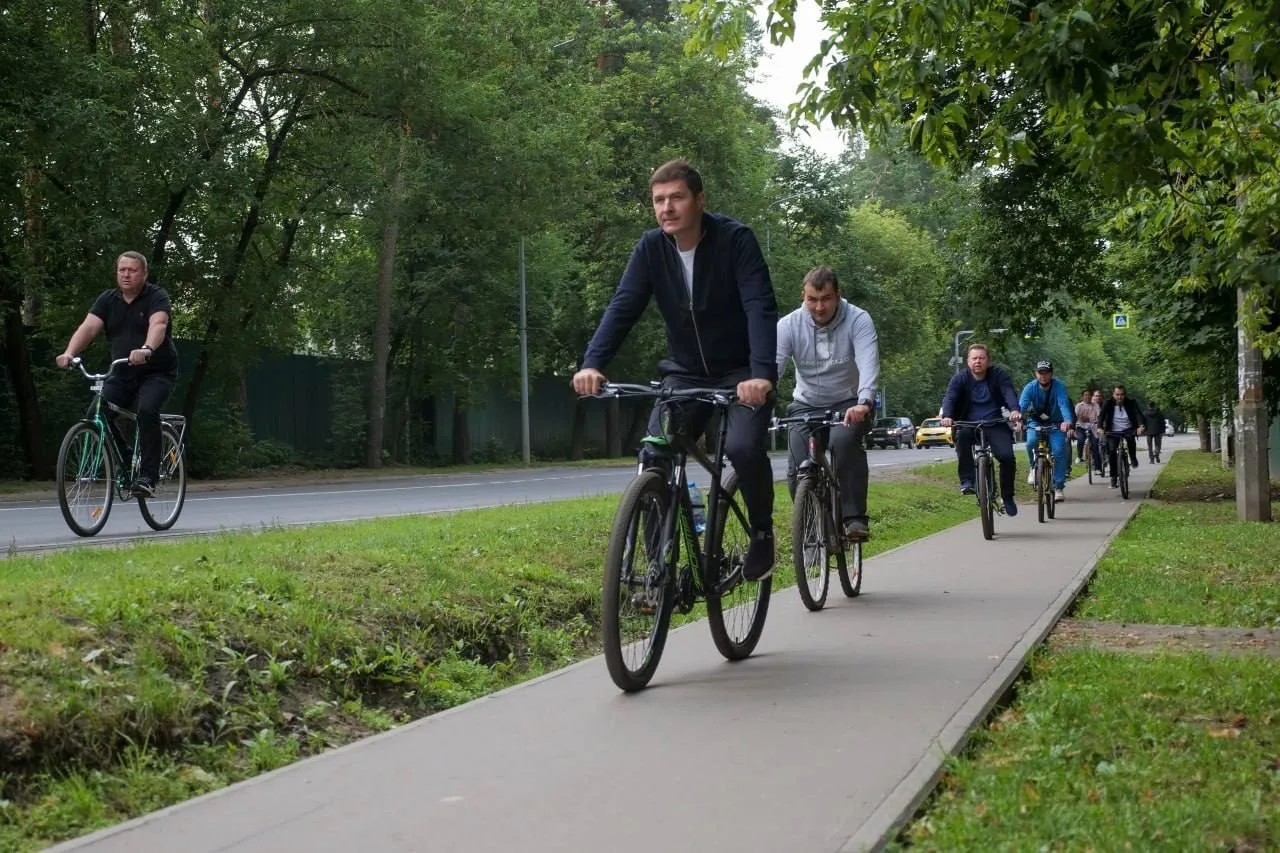 Владимир Волков во время велообъезда проверил содержание территории поселка Малаховка