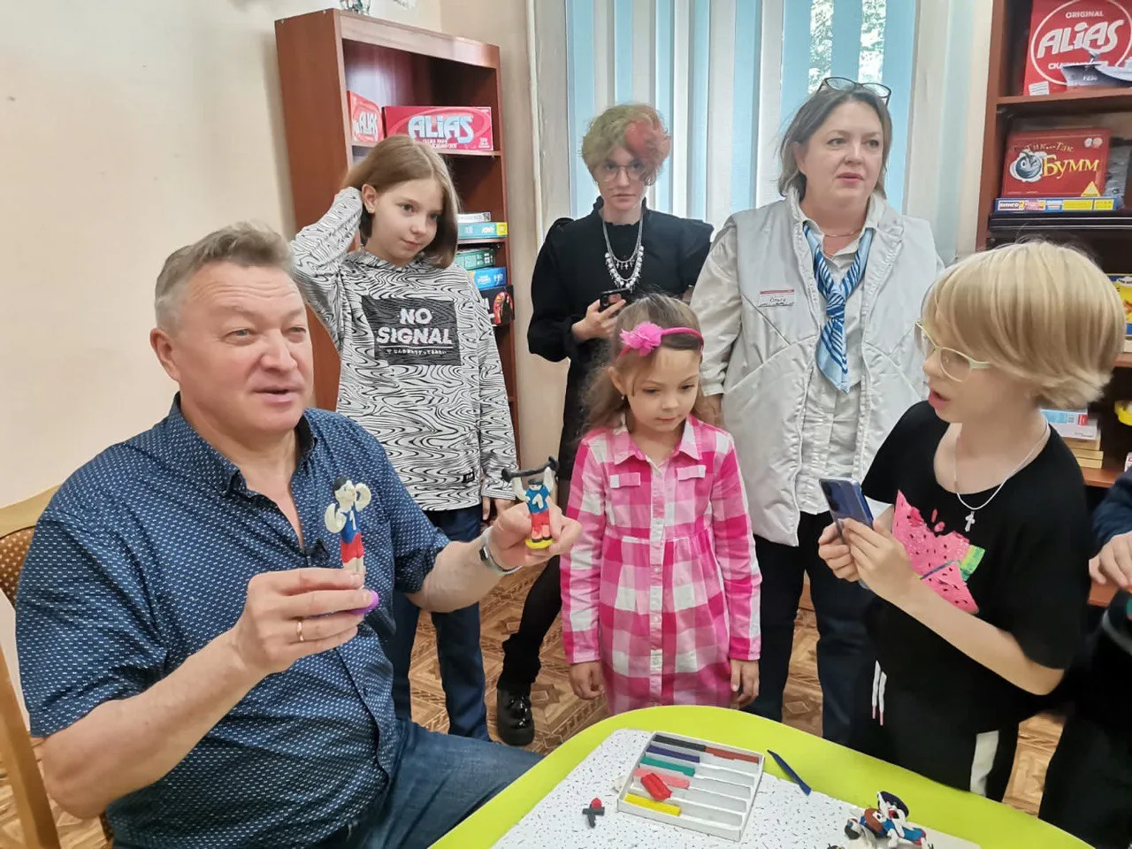 Известный скульптор провел мастер-класс по лепке из пластилина для детей из Люберец