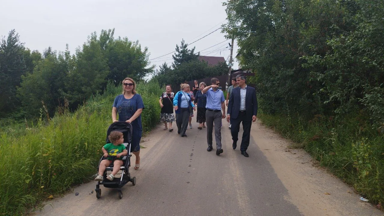 Партийцы вместе с жителями деревни Люберец провели проверку состояния территории у реки