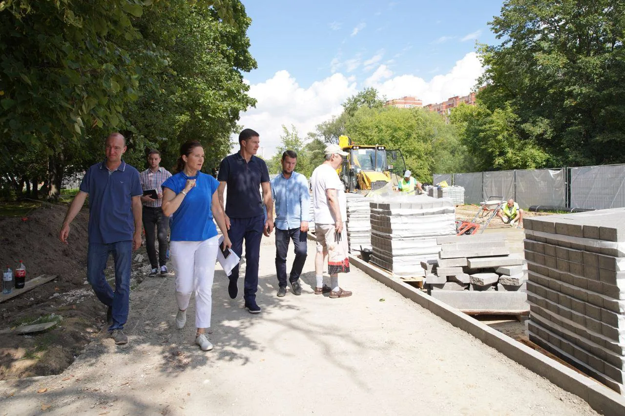 Владимир Волков проверил ход благоустройства Наташинского парка