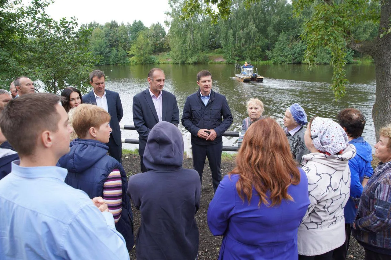 Владимир Волков проверил ход санитарной расчистки пруда в д. Токарево