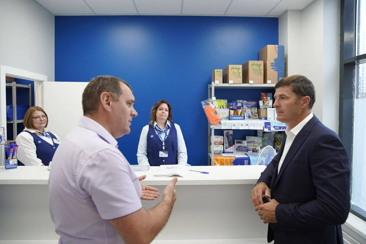 Владимир Волков познакомился с работой почтового отделения нового формата