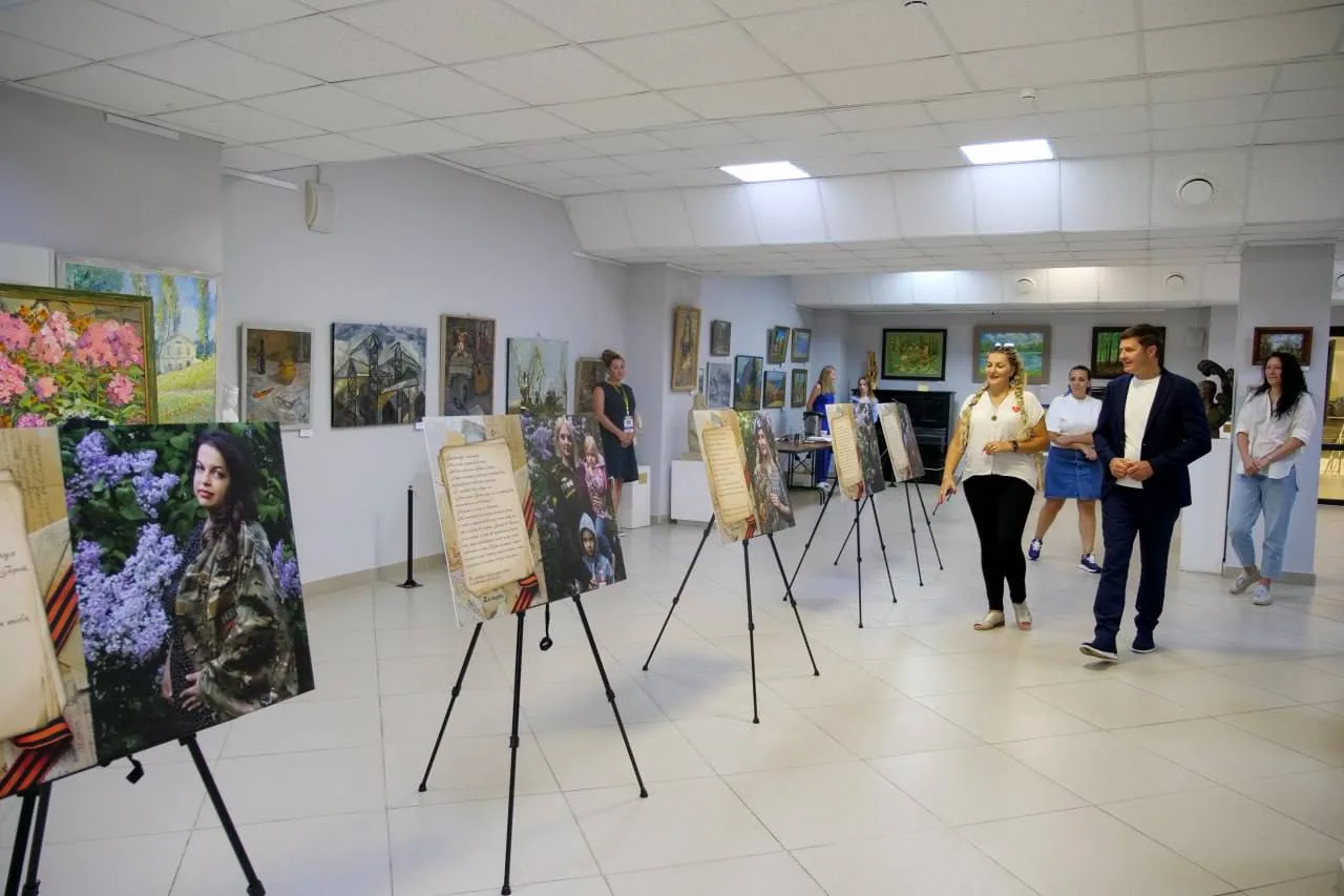 Владимир Волков встретился с участницами фотопроекта «Жены героев»