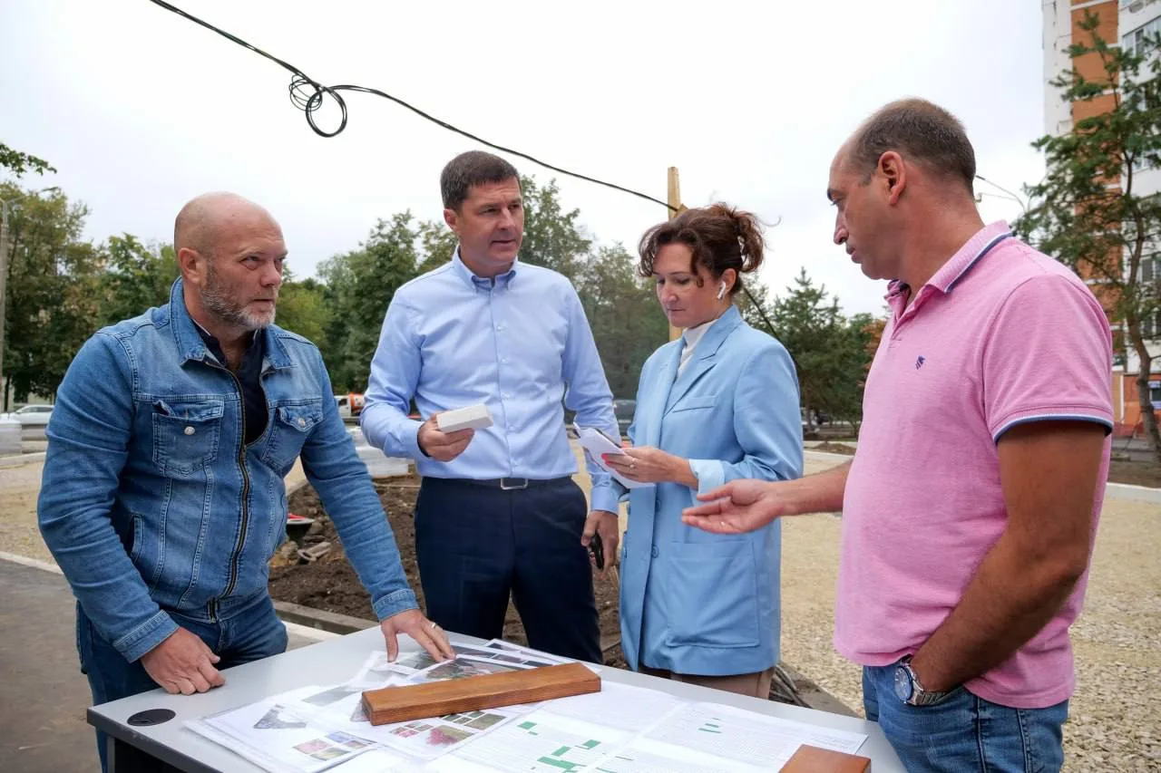 Владимир Волков проверил благоустройство сквера со стелой на въезде в Люберцы