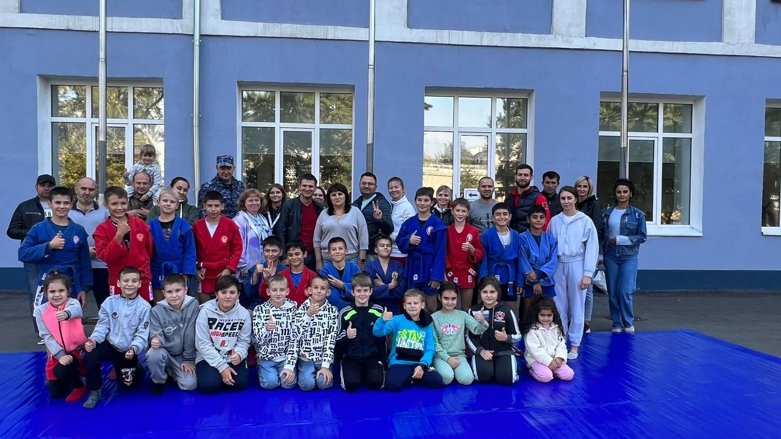 Спортсмены организовали для избирателей Люберец показательные выступления по самбо