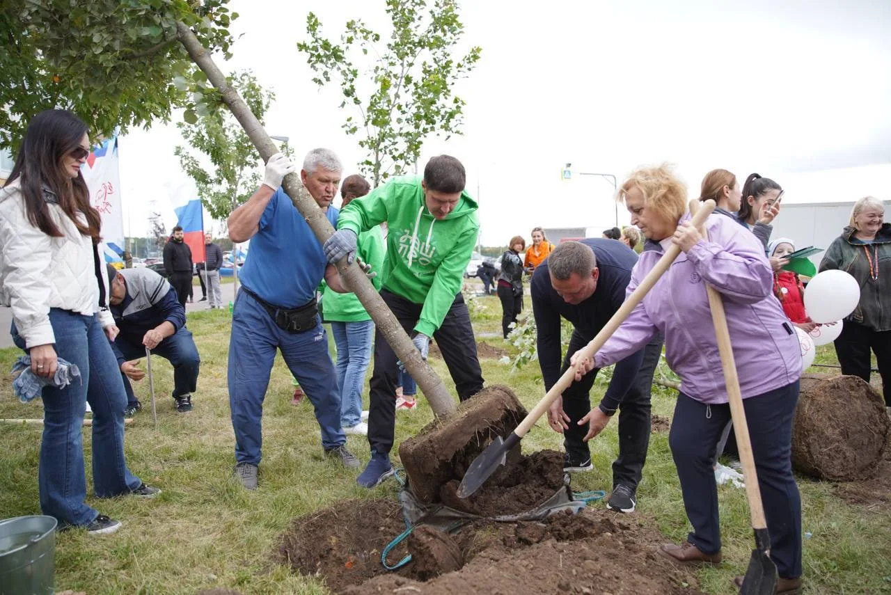 Владимир Волков принял участие в экоакции по посадке деревьев в Люберцах