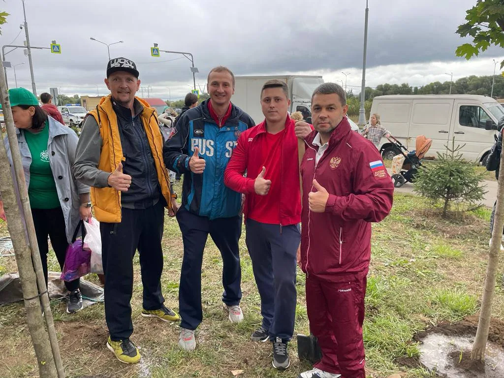 Партийцы приняли участие в экологической акции по садке деревьев в Люберцах