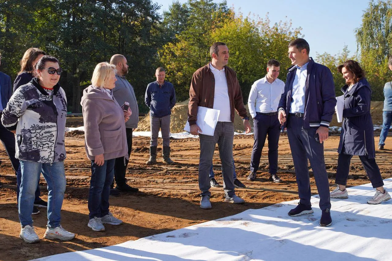 Владимир Волков проверил ход благоустройства парка в деревне Люберец