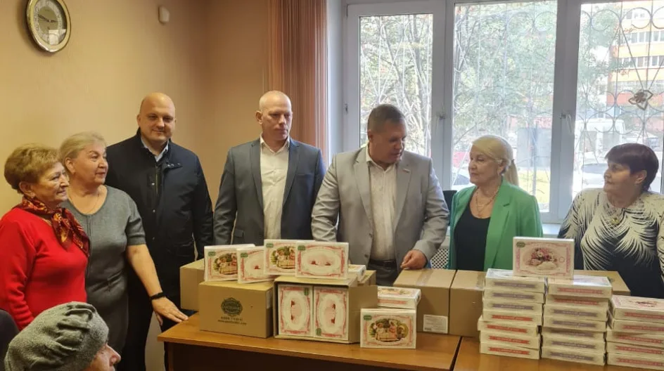 Депутаты Люберец передали в общества инвалидов наборы для чаепития