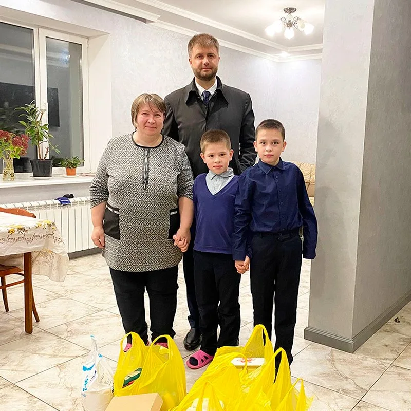 Депутат передал продуктовые наборы многодетным семьям из Люберец