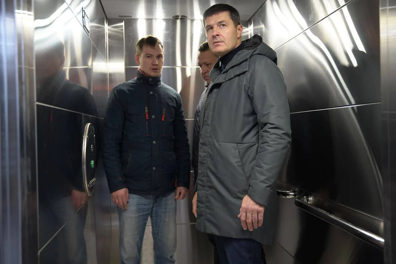 Владимир Волков проверил работу новых лифтов надземного перехода в Люберцах