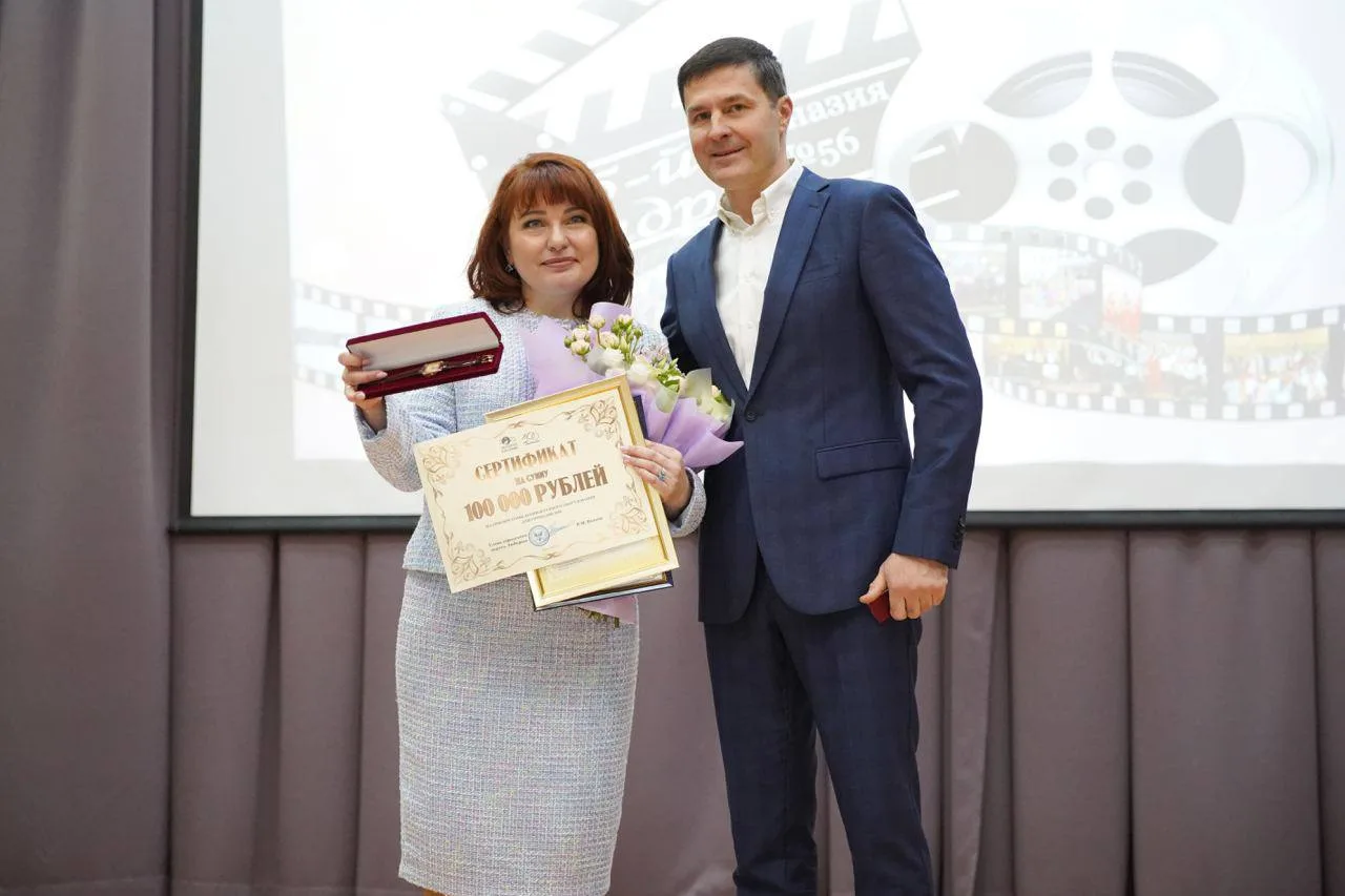 Владимир Волков поздравил коллектив гимназии №56 поселка Люберец с 85-летием