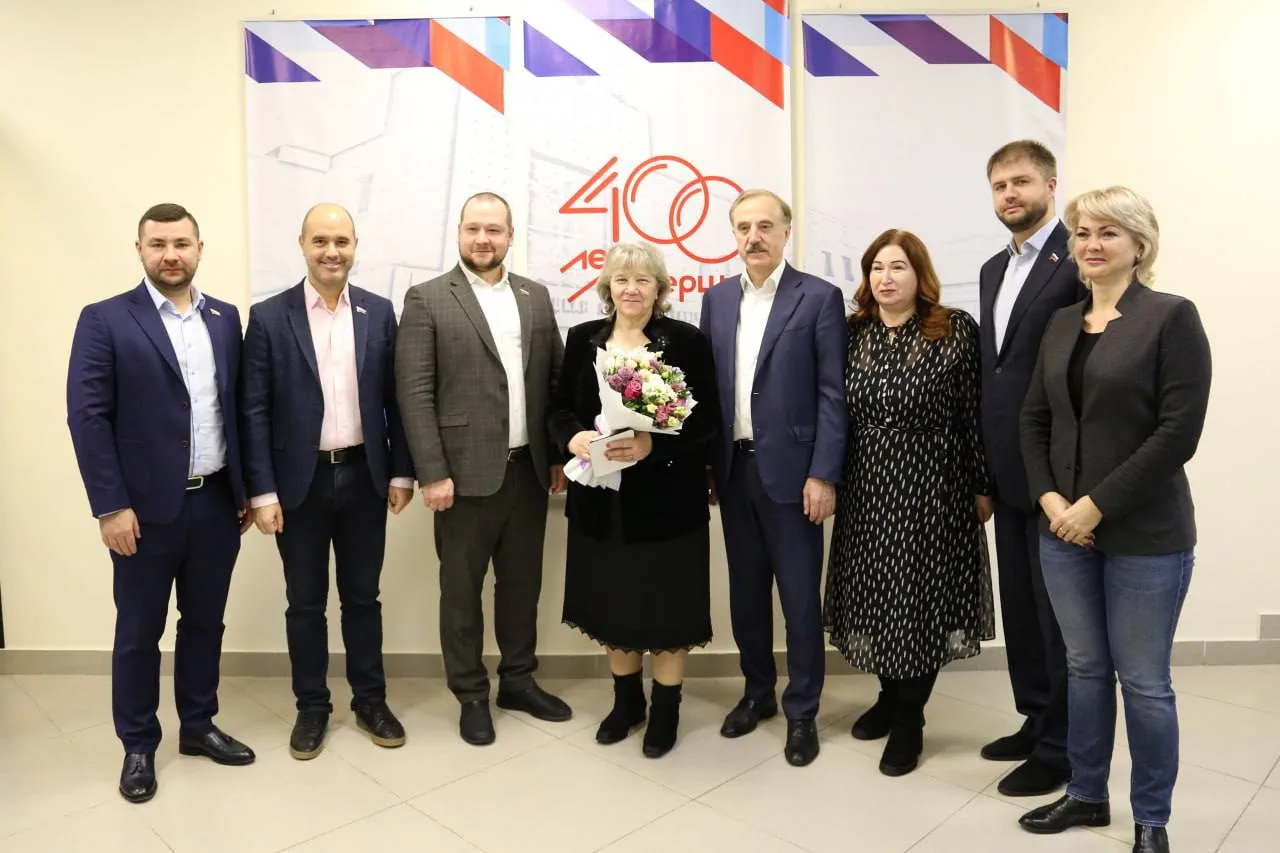 Партийцы поздравили руководительницу завода в Люберцах с Днем женского предпринимательства