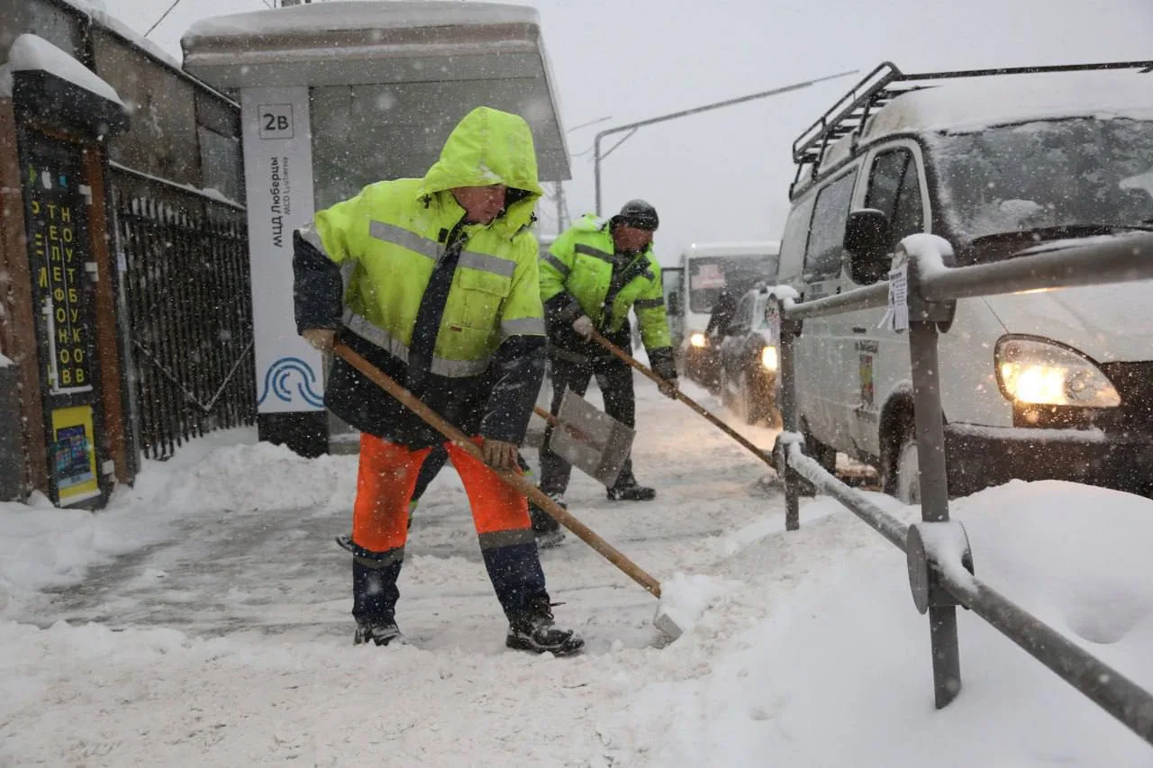 На столичный регион обрушился сильнейший снегопад и метель
