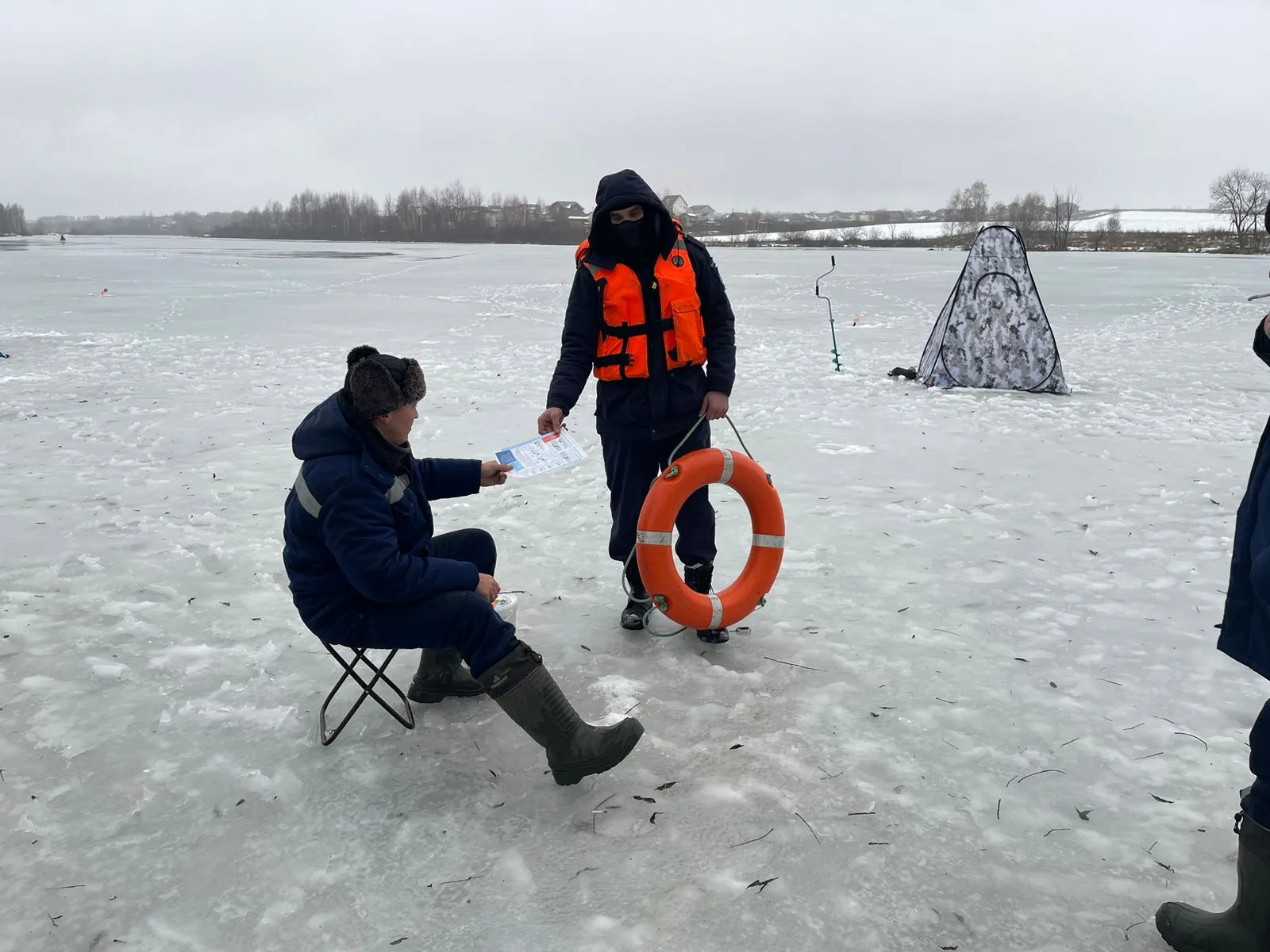 Спасатели во время рейдов в Люберцах о рисках ловли рыбы на льду