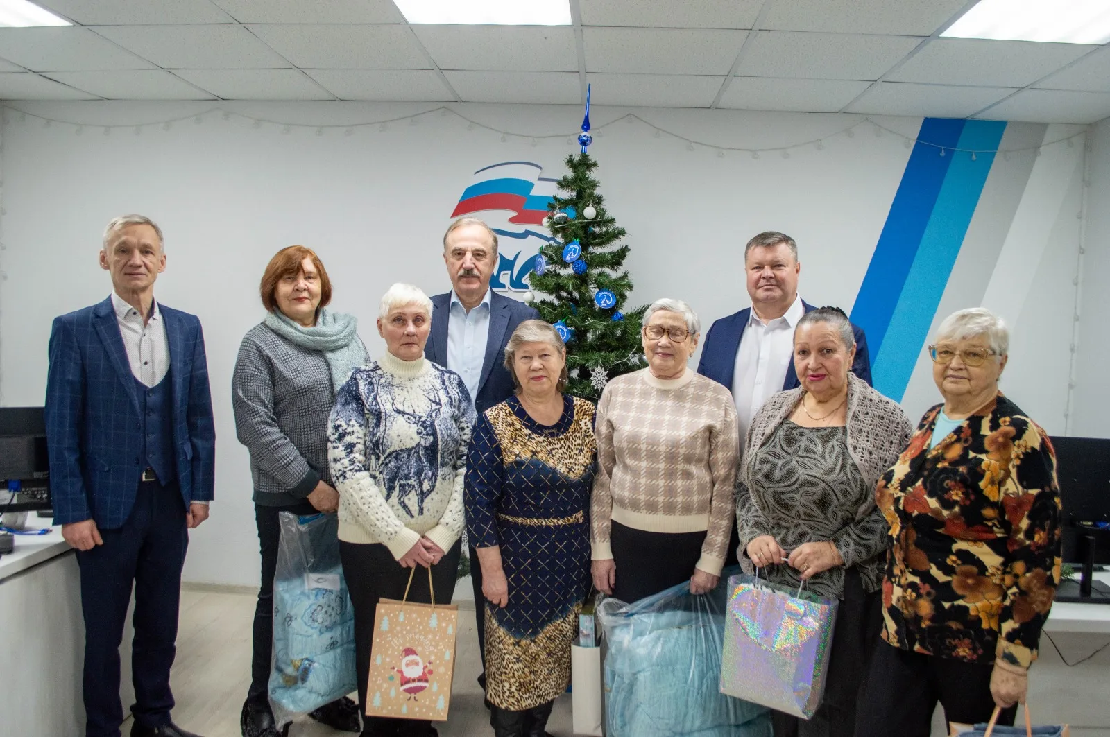 Партийцы передали подарки для пенсионеров Люберец