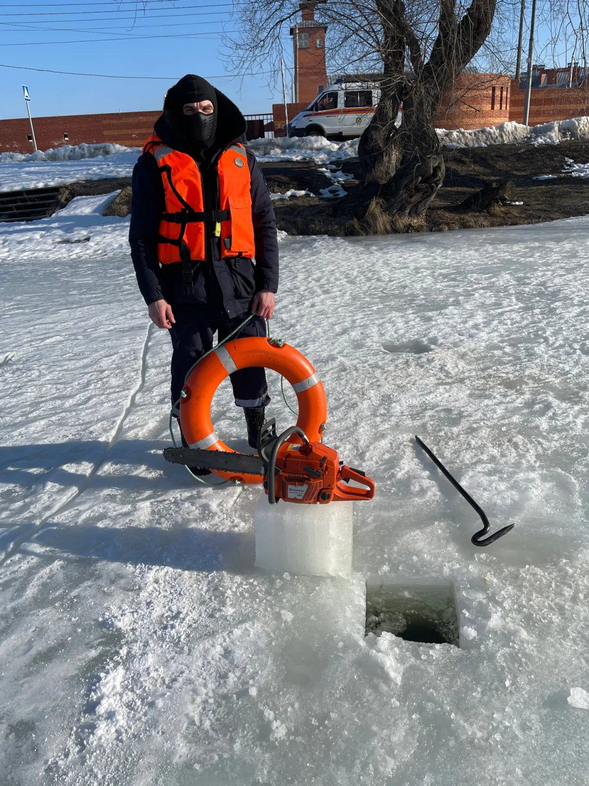 Рыбакам Люберец напомнили о спасательных средствах, которые нужно иметь с собой зимой