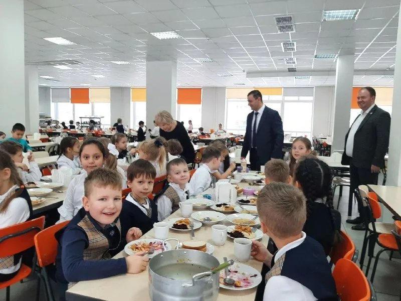 Лидия Антонова проверила качество питания в лицее Люберец