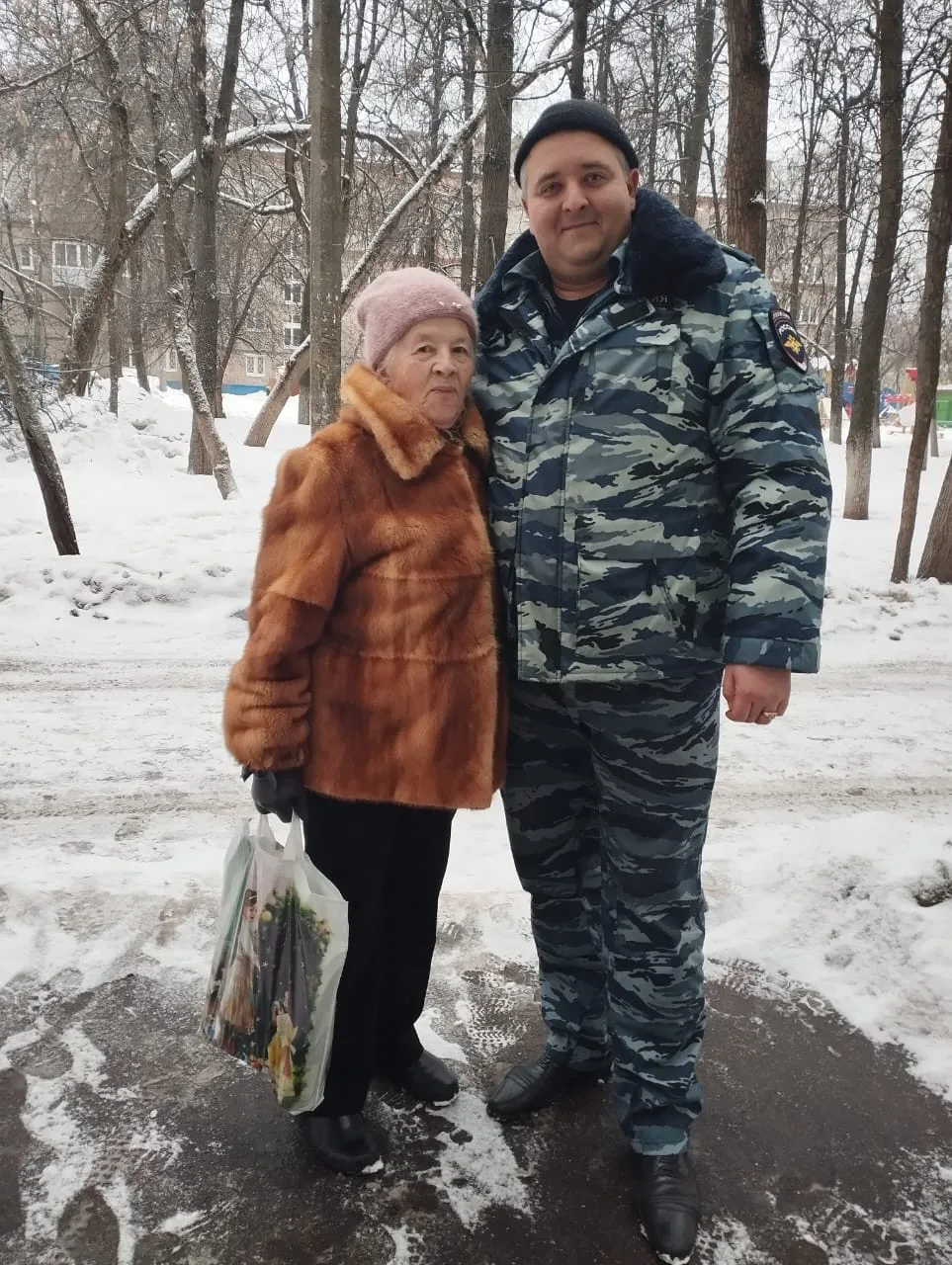 В Люберцах поздравили с праздниками вдову полицейского, погибшего на службе