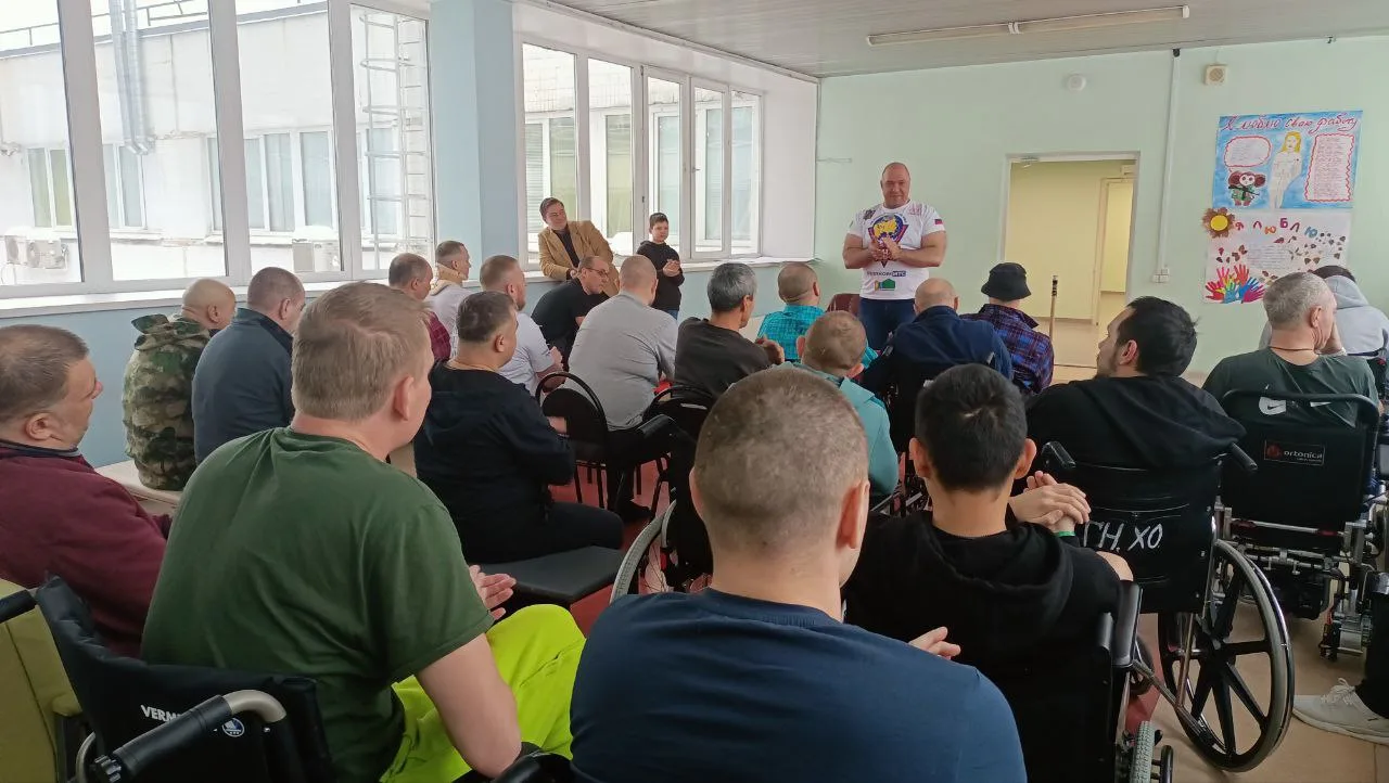 Рекордсмен мира по силовым номерам из Люберец посетил бойцов СВО в госпитале