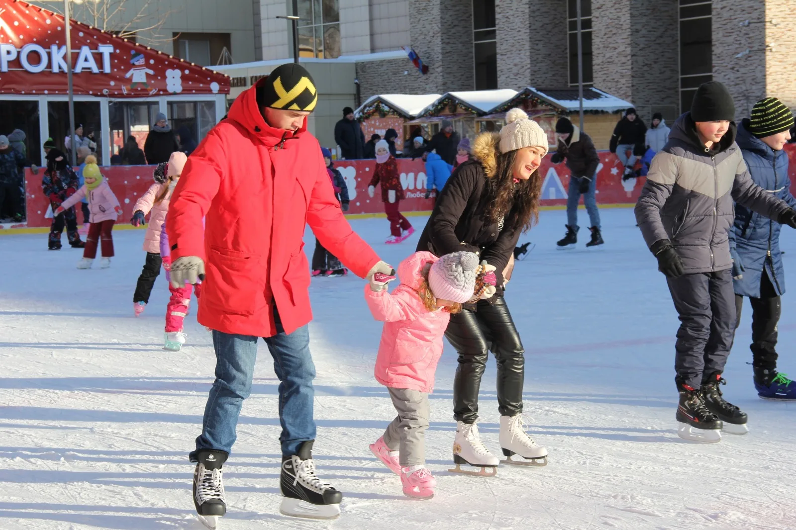 Более 400 жителей Люберец приняли участие в спортивных праздниках на Центральном катке