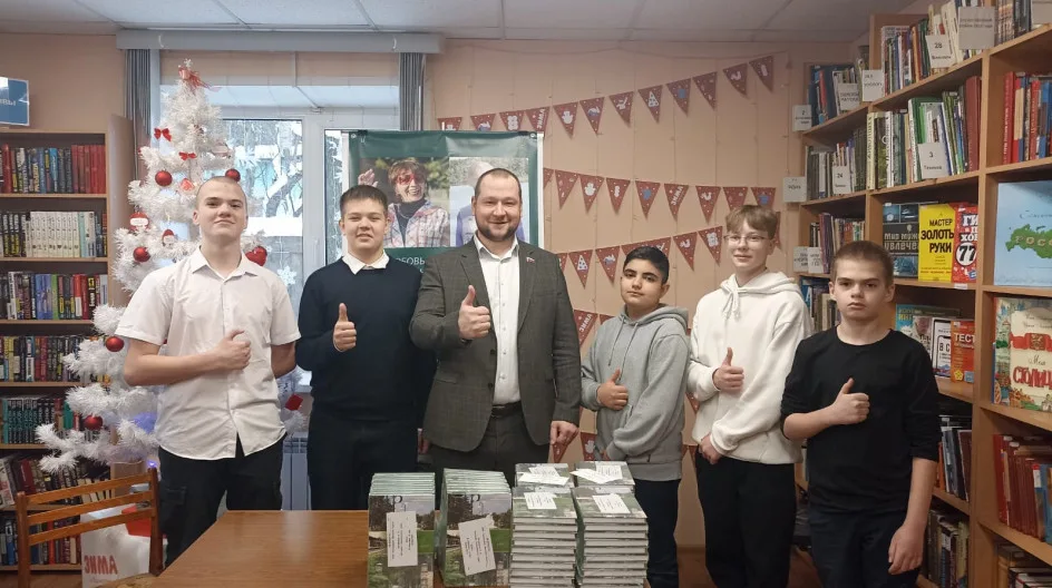 Партийцы передали третий тираж исторической книги в библиотеку Люберец