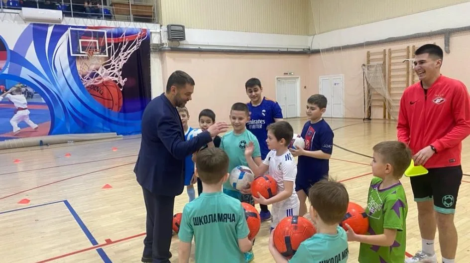 Партийцы посетили тренировку для юных футболистов из Люберец