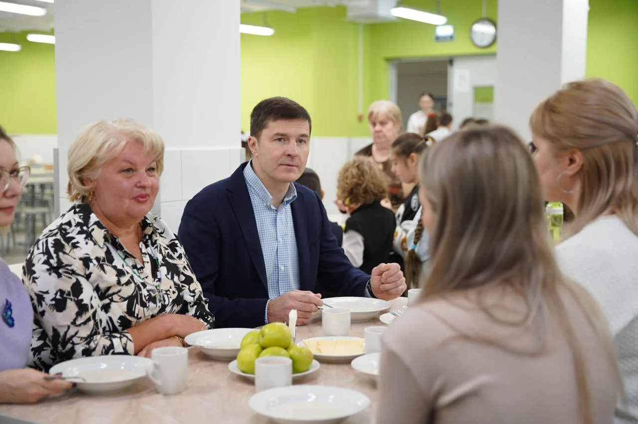 Владимир Волков проверил качество питания в школе Люберец