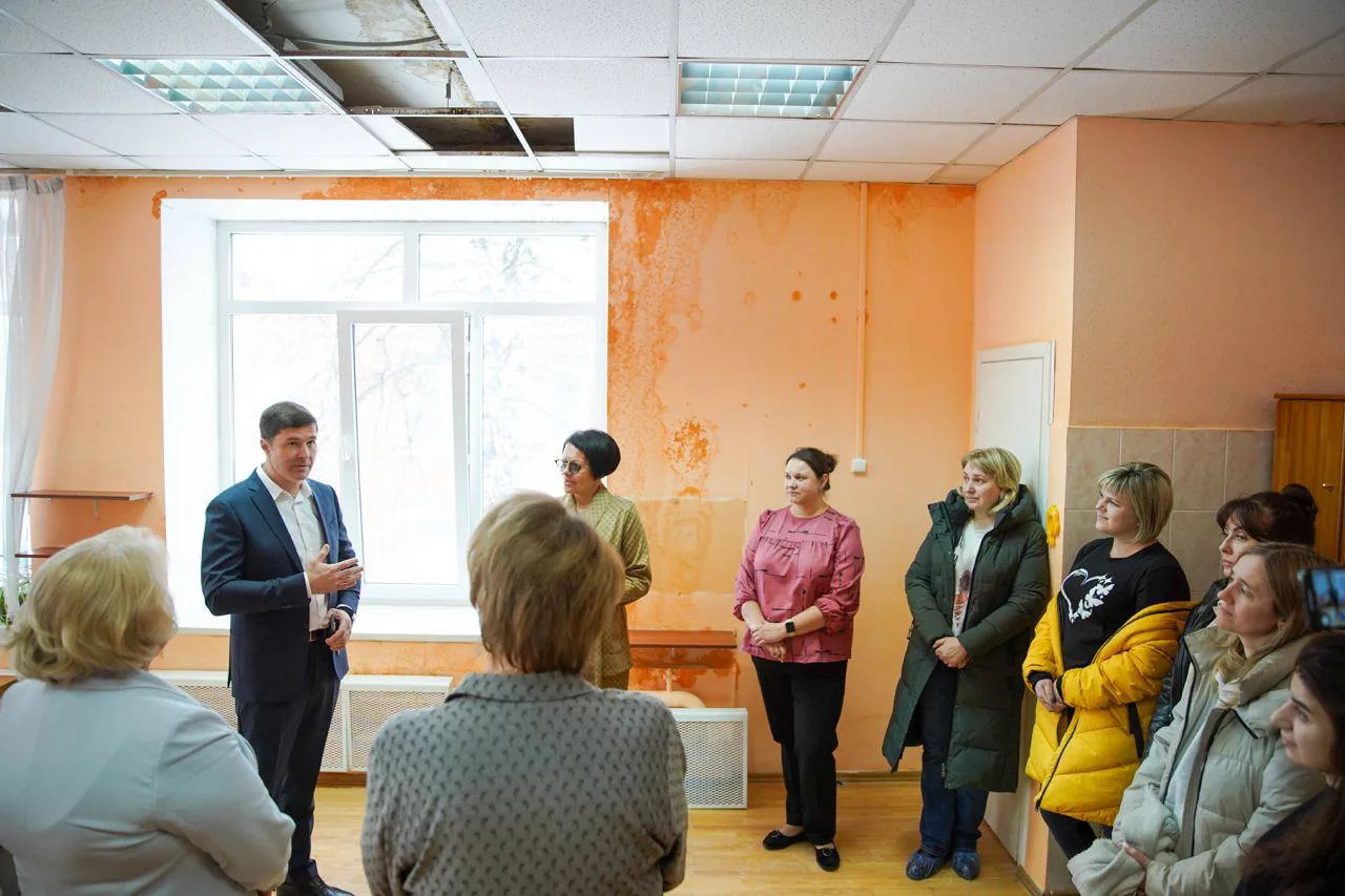 Владимир Волков обсудил с родителями отделения гимназии Люберец ремонт крыши и фасада
