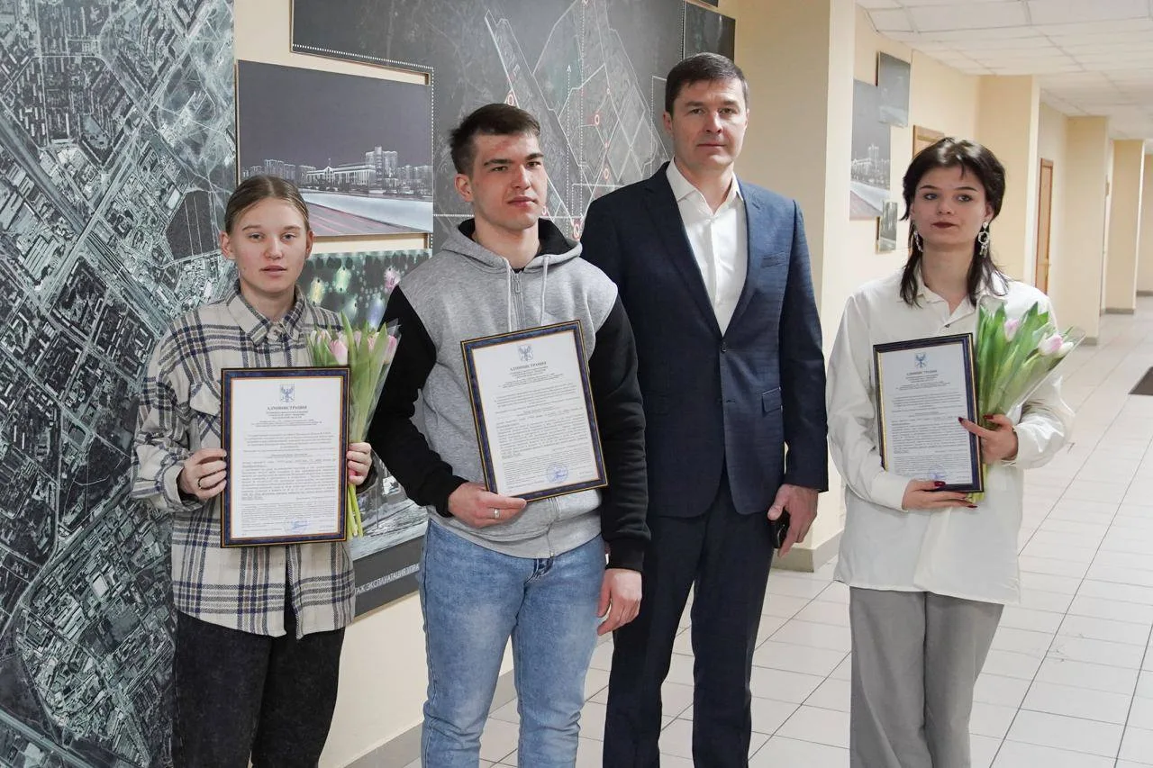 Владимир Волков вручил трем юным сиротам из Люберец жилищные сертификаты