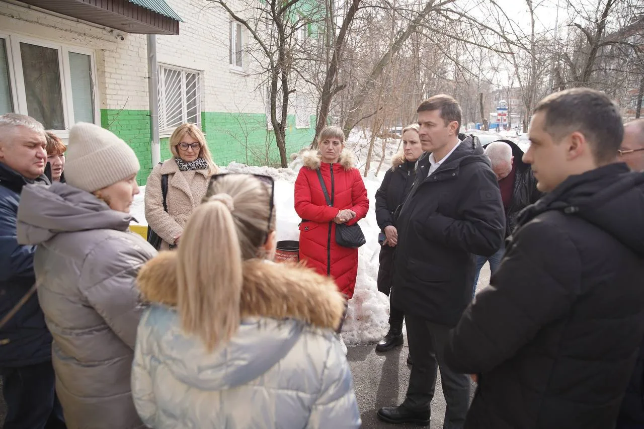 Владимир Волков обсудил с жителями дома на улице Митрофанова Люберец работу ЖКХ