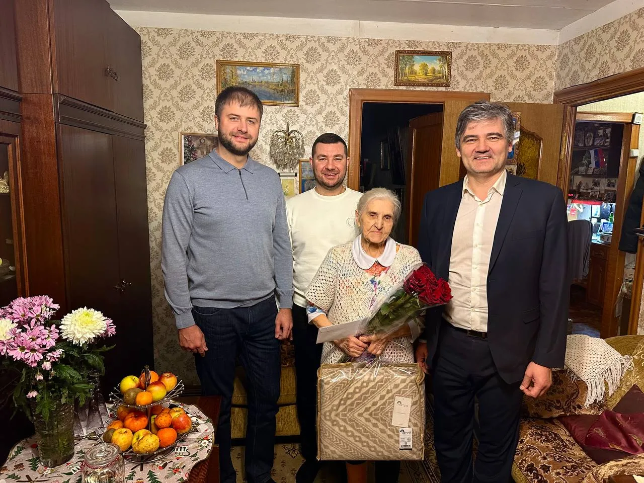 Депутаты из Люберец поздравили труженицу тыла и ветерана с наступающим праздником