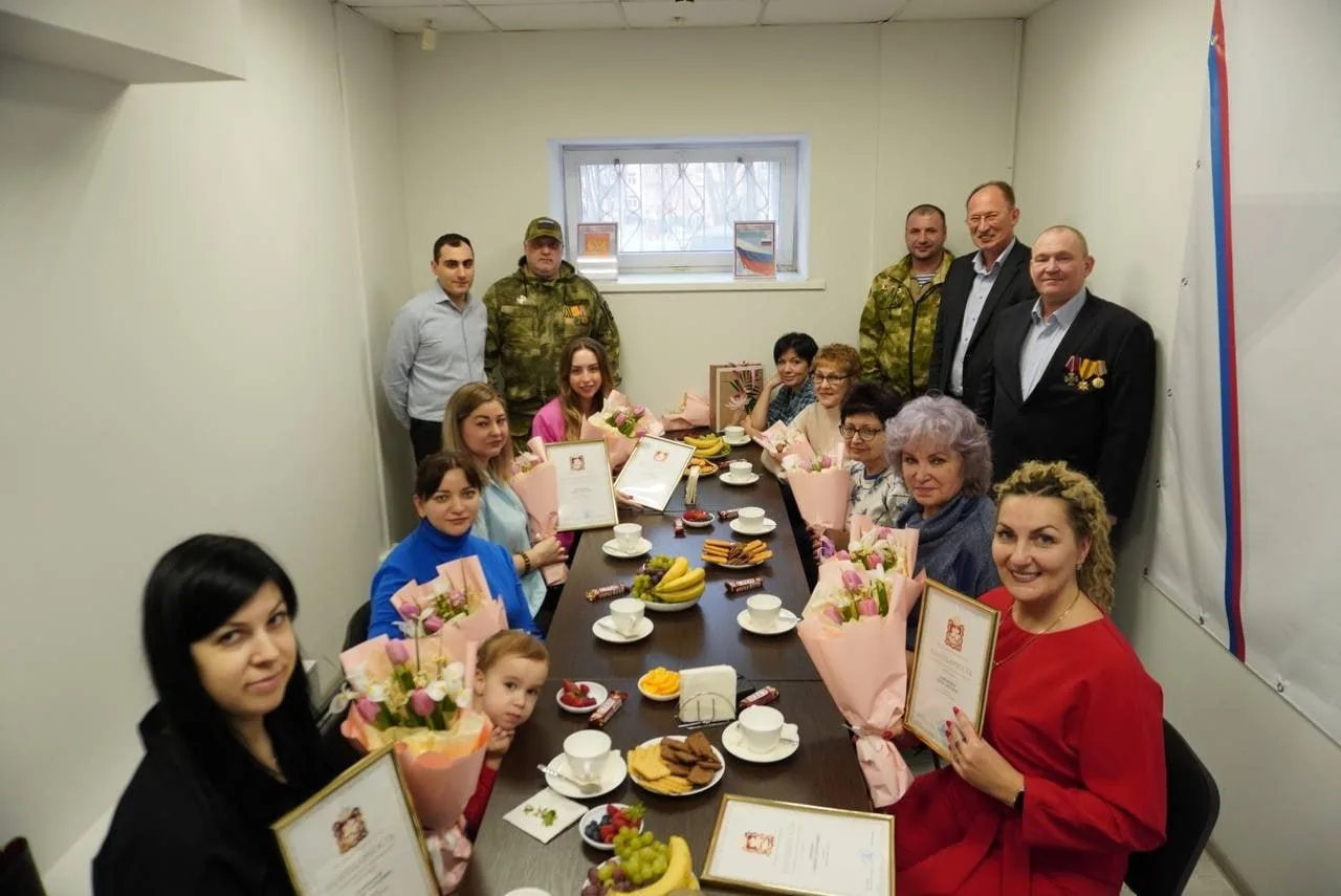 Депутаты Мособлдумы поздравили женщин из Люберец с 8 Марта