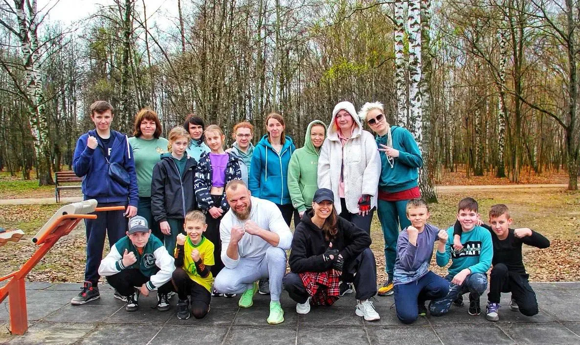 В парке Люберец известный артист Андрей Сухин провел тренировку для жителей