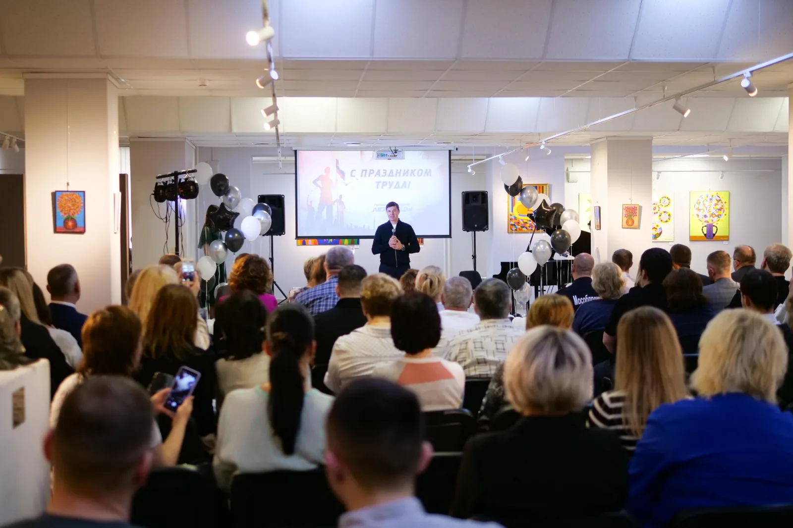 Владимир Волков поздравил жителей Люберец с Днем труда и вручил им награды