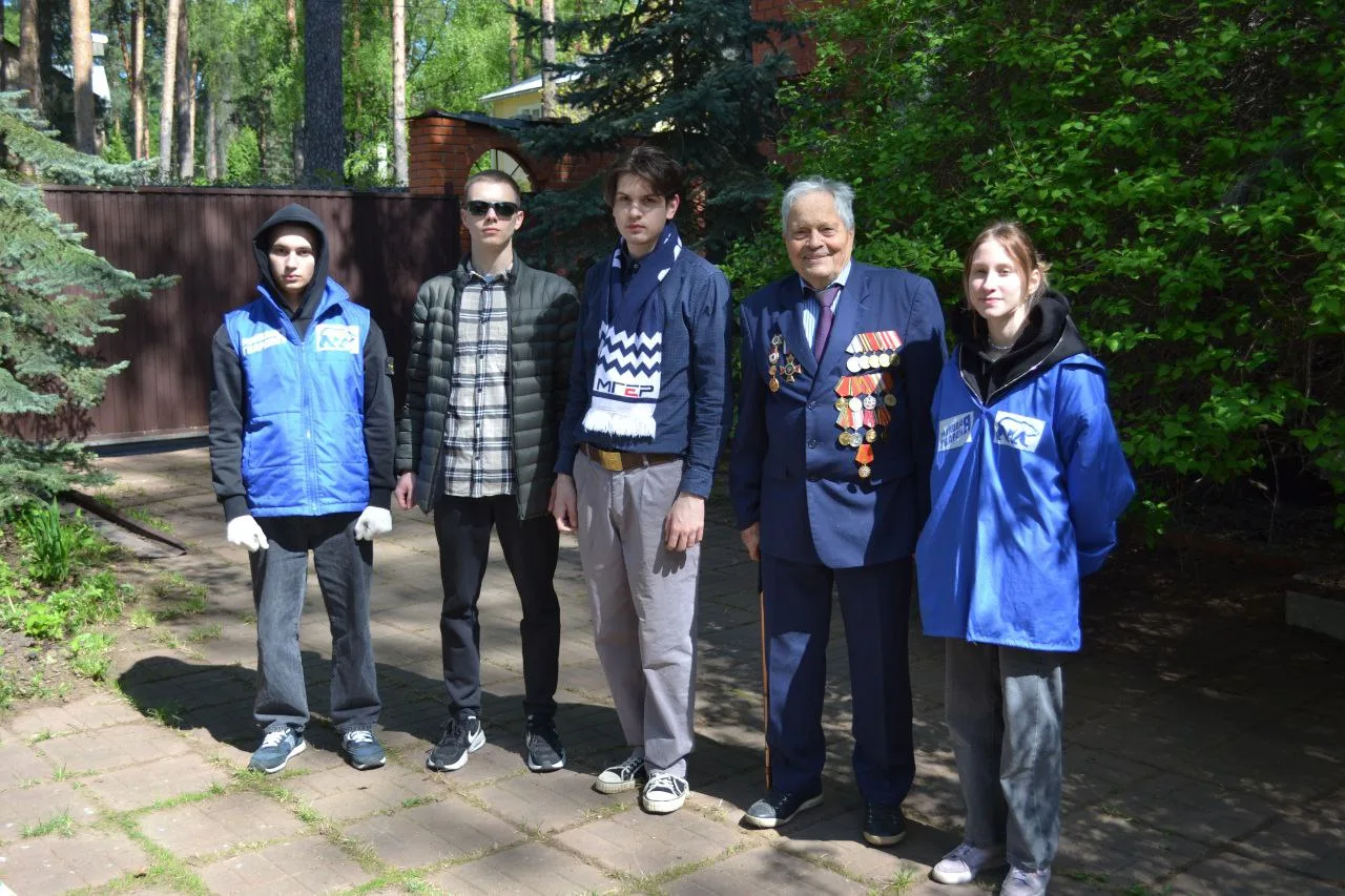 Юные жители Люберец помогли ветерану Великой Отечественной войны убрать придомовую территорию