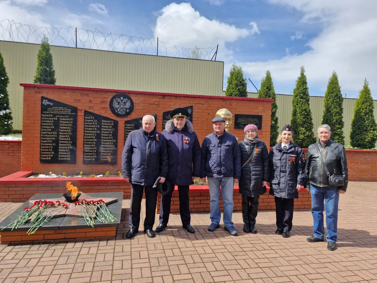 Полицейские Люберец возложили цветы к мемориалу в честь Дня Победы