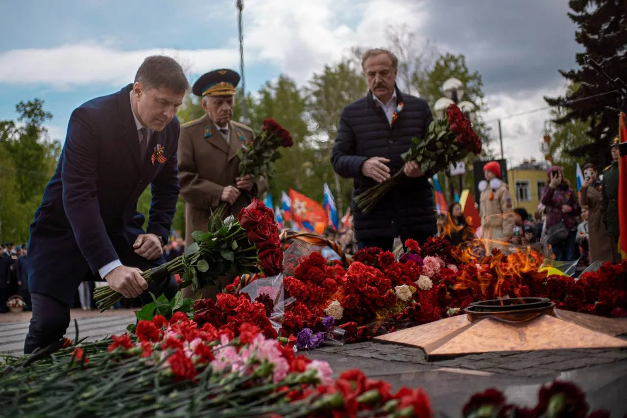 Владимир Волков возложил цветы к мемориалу «Вечный огонь» и памятнику «Три Ивана»