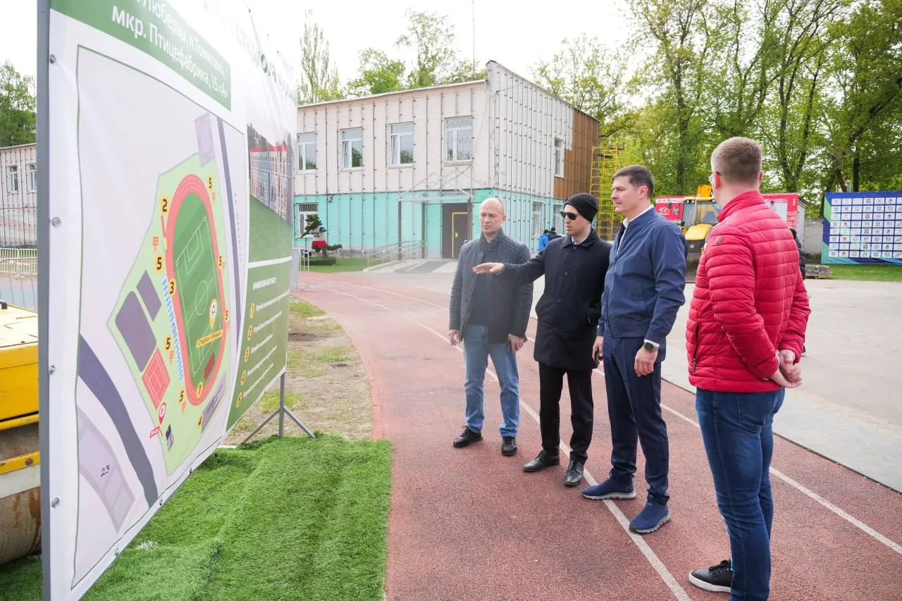 Владимир Волков проверил работы по реконструкции стадиона в поселке Люберец