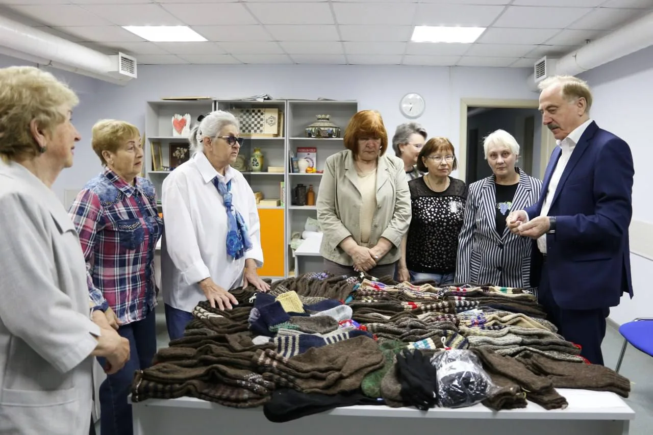 Более ста пар теплых носков и перчаток связали рукодельницы Люберец для бойцов СВО