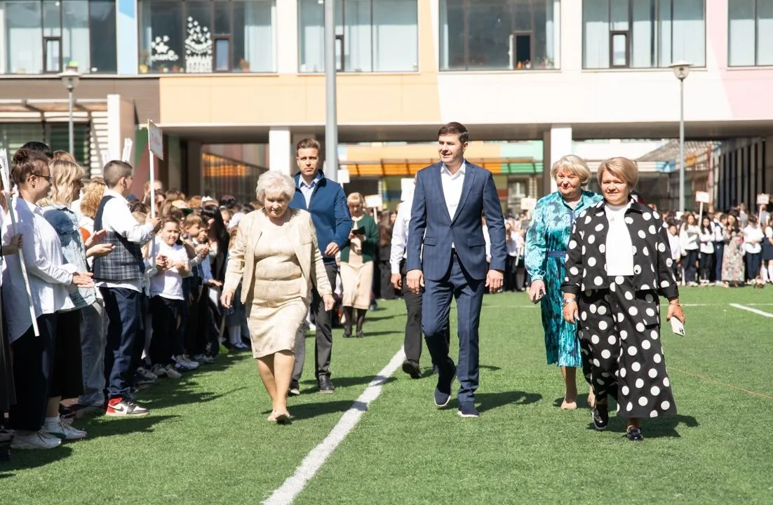 Владимир Волков поздравил выпускников Люберец с окончанием школы