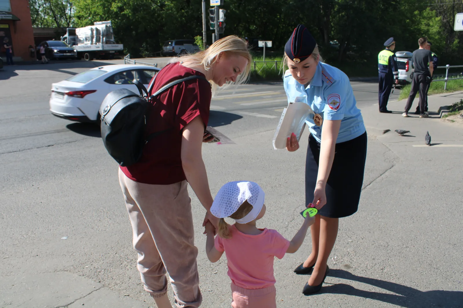 Сотрудники ГАИ провели в поселке Люберец беседы для пешеходов о соблюдении ПДД