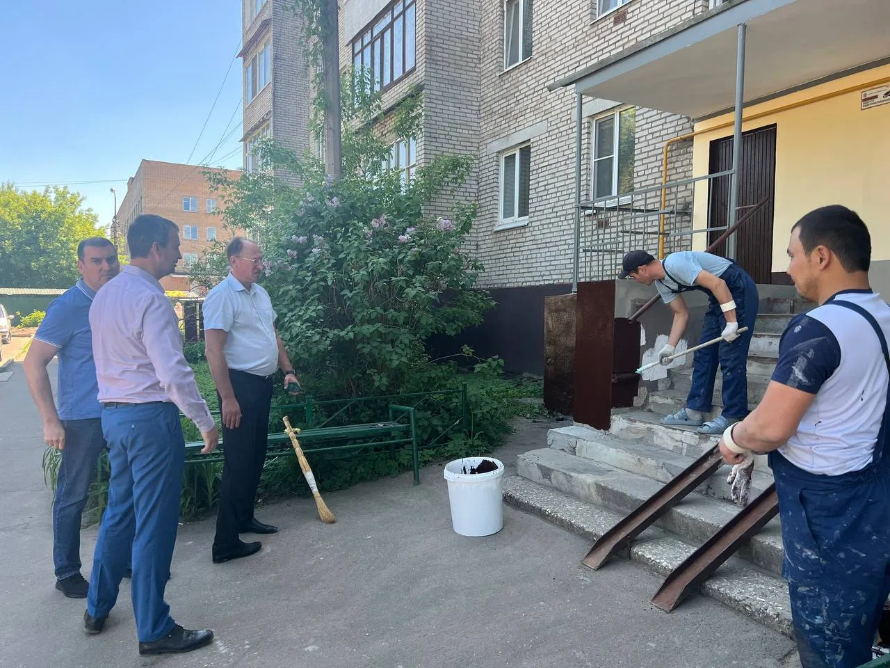 Игорь Коханый проверил ремонт подъездов в доме поселка Люберец