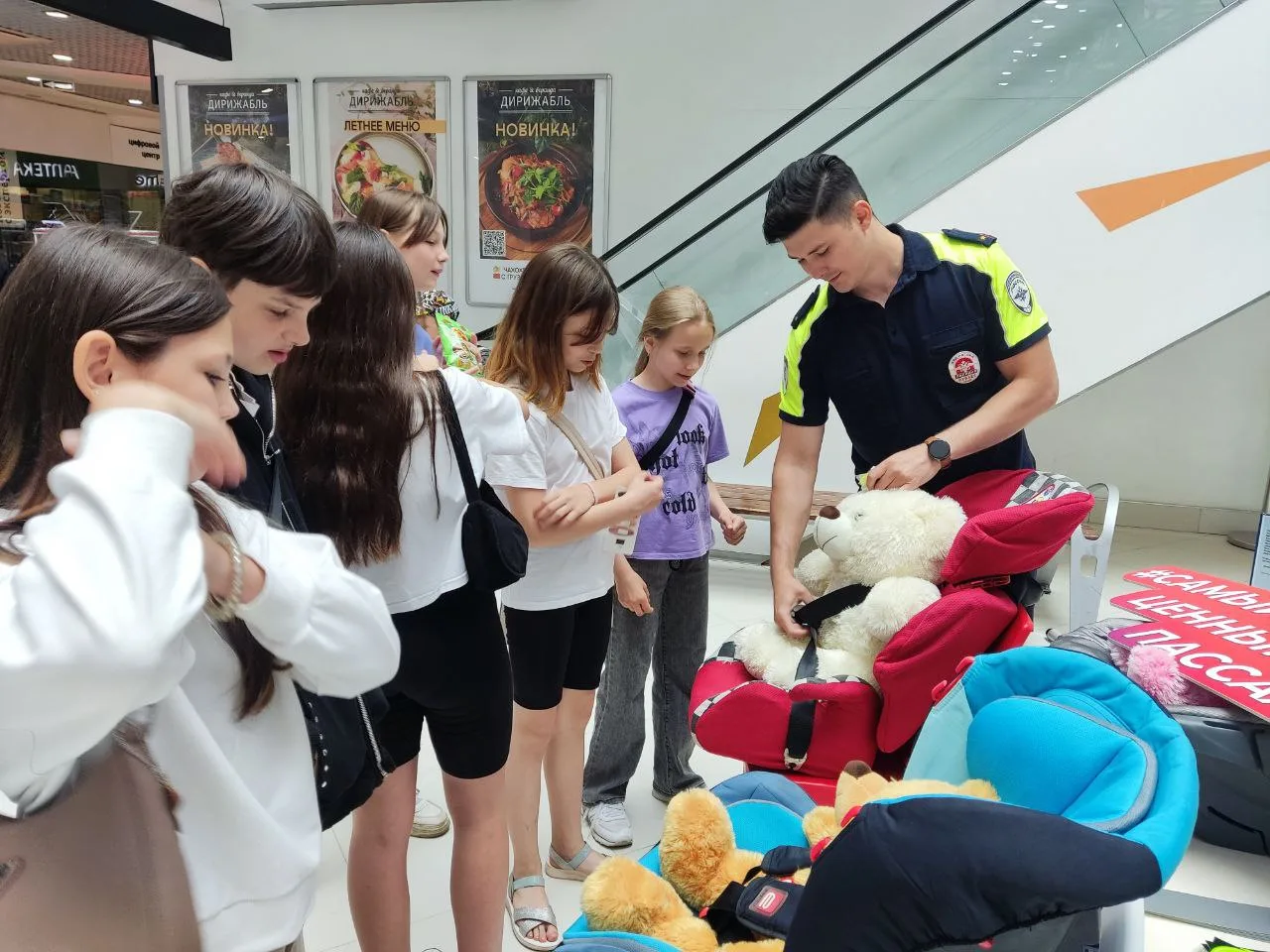 Инспекторы ГАИ напомнили жителям Люберец о соблюдении правил перевозки детей