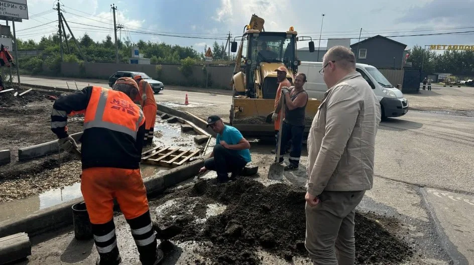 Партийцы проверили ход работ по асфальтированию дороги в Люберцах