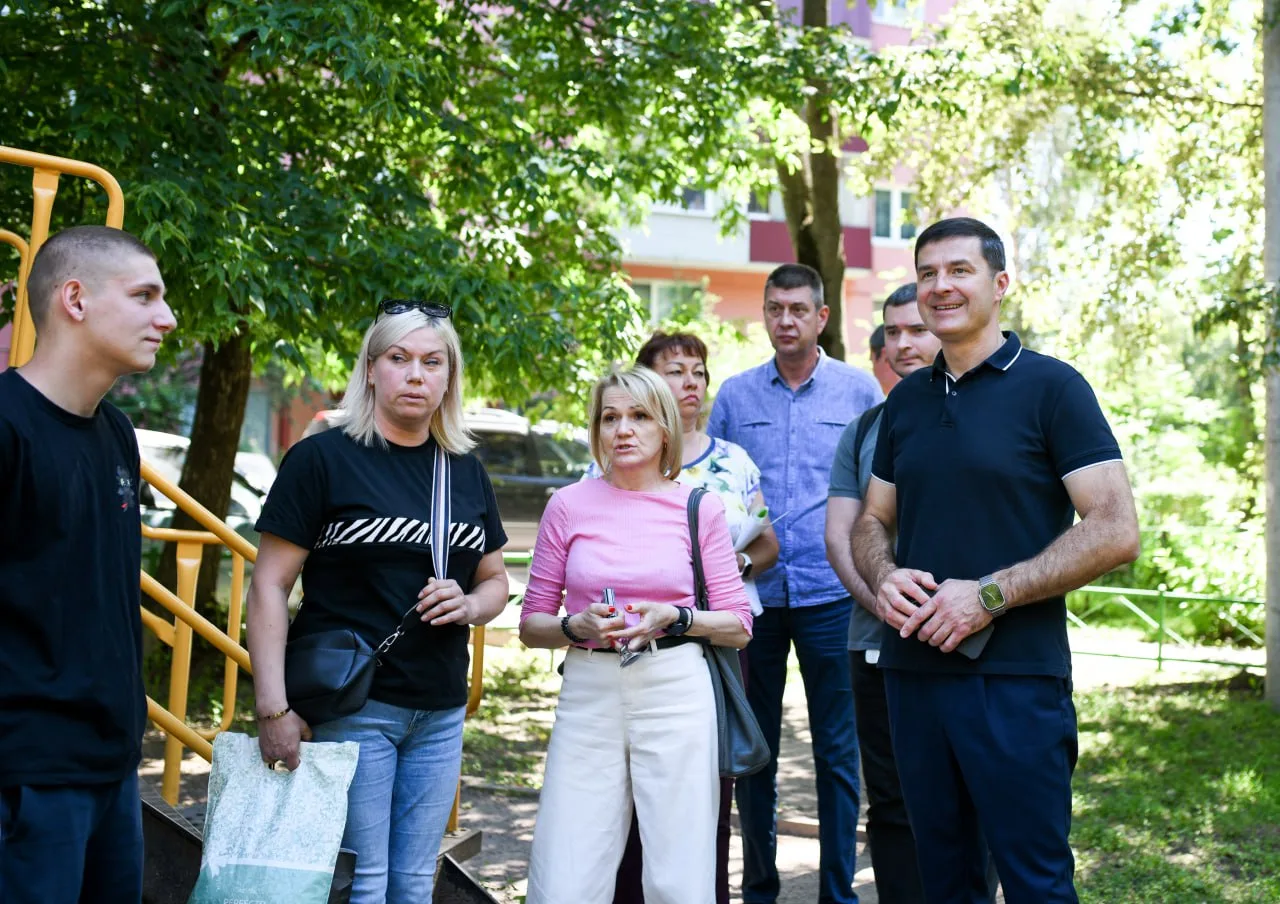 Владимир Волков во время встречи обсудил с жителями Люберец благоустройство двора