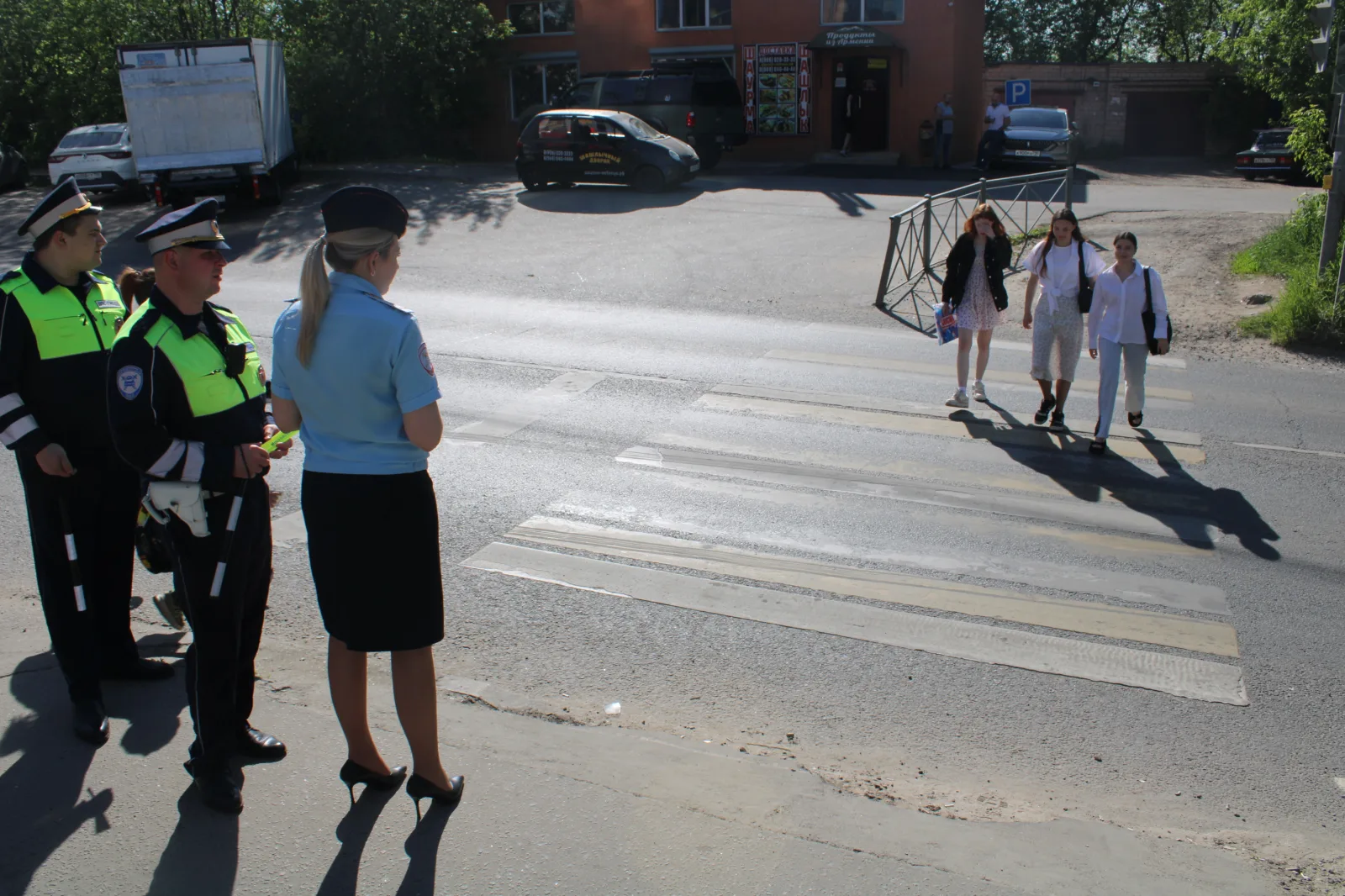 Сотрудники ГАИ Люберец призывают пешеходов соблюдать ПДД при переходе через проезжую часть