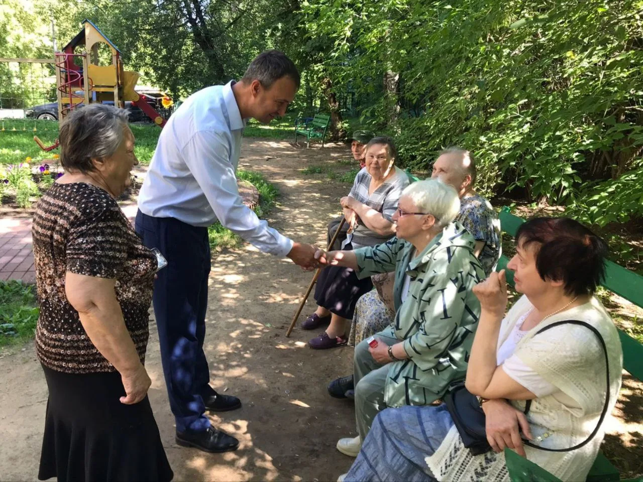 Депутат Люберец проверил комплексное благоустройство двора в поселке Томилино