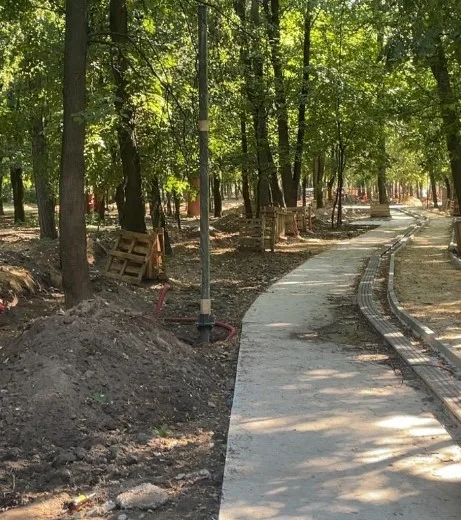 В Наташинском парке Люберец приступили к установке опор освещения